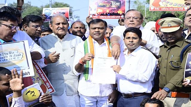 कांग्रेस ने राजभवन तक निकाला पैदल मार्च