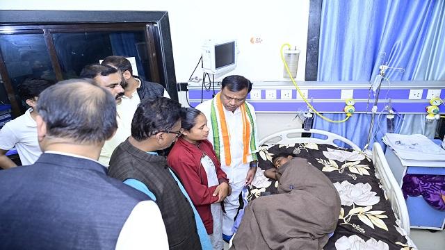 पीसीसी अध्यक्ष अबूझमाड़ मुठभेड़ में घायल बच्ची से मिले