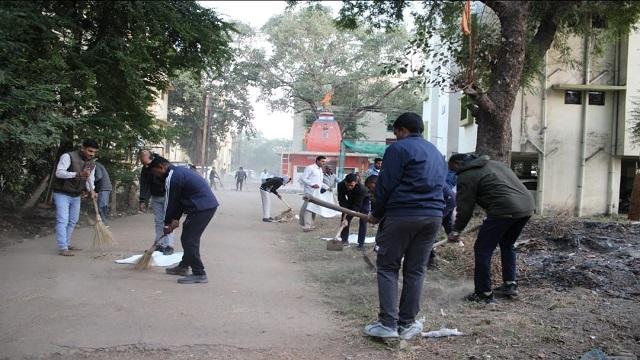 केन्द्रीय जेल रायपुर में राज्य सरकार के 1 वर्ष पूर्ण होने पर स्वच्छता संगोष्ठी एवं जेल परिसर के सफाई अभियान के लिए श्रमदान