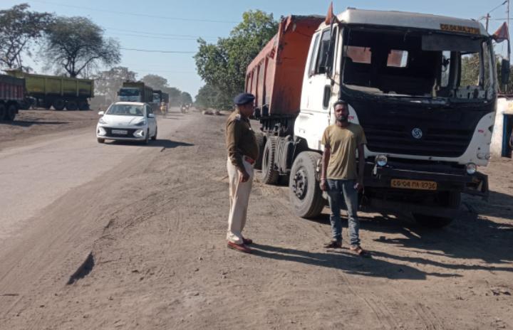 मनमानी पार्किंग पर एक्शन, भारी वाहनों पर हुई कार्रवाई